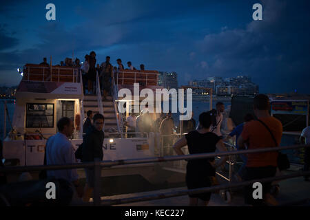 La Valette, Malte. 19 octobre, 2017. Les navetteurs et les touristes attendent le Valletta-Sliema ferry, à la fin de la semaine où journaliste maltais Daphne CARUANA GALIZIA a été assassiné. Le journaliste indépendant, mieux connu pour son travail sur les documents de Panama et la corruption au sein de Malte, a été tué le lundi 16 octobre dans un attentat à la voiture piégée près de son domicile. Jeremy Sutton-Hibbert/Alamy Live News. Banque D'Images