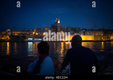 La Valette, Malte. 19 octobre, 2017. Les banlieusards avec le paysage urbain de La Valette derrière eux, alors qu'ils se déplacent sur le ferry à Sliema, à la fin de la semaine où journaliste maltais Daphne CARUANA GALIZIA a été assassiné. Le journaliste indépendant, mieux connu pour son travail sur les documents de Panama et la corruption au sein de Malte, a été tué le lundi 16 octobre dans un attentat à la voiture piégée près de son domicile. Jeremy Sutton-Hibbert/Alamy Live News. Banque D'Images