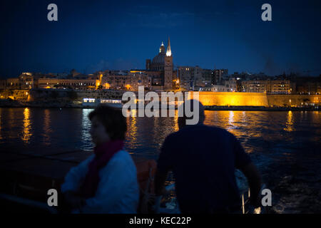 La Valette, Malte. 19 octobre, 2017. Les banlieusards avec le paysage urbain de La Valette derrière eux, alors qu'ils se déplacent sur le ferry à Sliema, à la fin de la semaine où journaliste maltais Daphne CARUANA GALIZIA a été assassiné. Le journaliste indépendant, mieux connu pour son travail sur les documents de Panama et la corruption au sein de Malte, a été tué le lundi 16 octobre dans un attentat à la voiture piégée près de son domicile. Jeremy Sutton-Hibbert/Alamy Live News. Banque D'Images