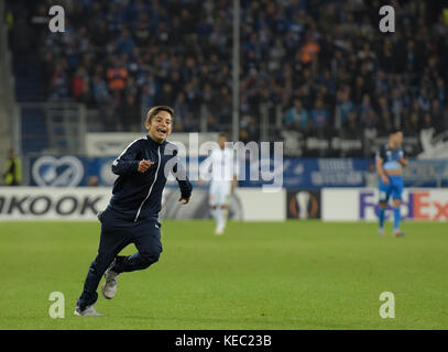 Sinsheim, Allemagne - le 19 octobre, rhein-neckar-arena . un enfant s'exécute au champ pendant le jeu entre le tsg hoffenheim et istanbul basaksehir fk à la 3 ème journée. dans le groupe c de la ligue europe. (Photo de ulrich roth / ulrich-roth.de)  + + + foto ist honorarpflichtig  + + + Banque D'Images