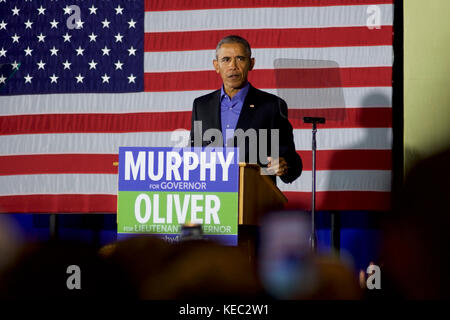 Newark, New Jersey, USA. 19 Oct, 2017. L'ancien président des États-Unis, Barack Obama revient sur la campagne électorale à un rassemblement pour le New Jersey candidat au poste de gouverneur Phil Murphy, à Newark, NJ, le 19 octobre 2017. Credit : Bastiaan Slabbers/Alamy Live News Banque D'Images