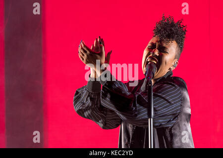 Brighton, Royaume-Uni. 19 octobre 2017. Emeli Sandé, se exécutant au Brighton Centre, Angleterre. Crédit : Jason Richardson/Alay Live News Banque D'Images