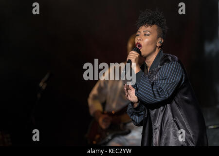 Brighton, Royaume-Uni. 19 octobre 2017. Emeli Sandé, se exécutant au Brighton Centre, Angleterre. Crédit : Jason Richardson/Alay Live News Banque D'Images