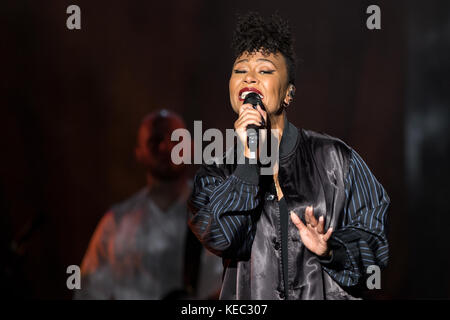 Brighton, Royaume-Uni. 19 octobre 2017. Emeli Sandé, se exécutant au Brighton Centre, Angleterre. Crédit : Jason Richardson/Alay Live News Banque D'Images