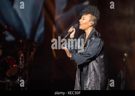 Brighton, Royaume-Uni. 19 octobre 2017. Emeli Sandé, se exécutant au Brighton Centre, Angleterre. Crédit : Jason Richardson/Alay Live News Banque D'Images