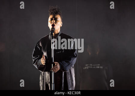 Brighton, Royaume-Uni. 19 octobre 2017. Emeli Sandé, se exécutant au Brighton Centre, Angleterre. Crédit : Jason Richardson/Alay Live News Banque D'Images