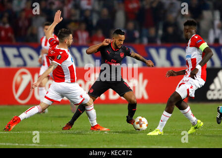 Belgrade. 20 octobre 2017. Damien le Tallec (G) et Mitchell Donald (d) de Crvena Zvezda affrontent Theo Walcott d'Arsenal lors du match de l'UEFA Europa League entre Crvena Zvezda et Arsenal à Belgrade, Serbie, le 19 octobre. 2017. Arsenal gagne 1-0. Crédit : Predrag Milosavljevic/Xinhua/Alamy Live News Banque D'Images