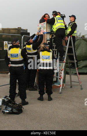 York, North Yorkshire, Royaume-Uni. 15 octobre 2017. Assisté par une « équipe de dételage de protstor », police lourde avec outils de coupe, Essayez d'enlever deux manifestants anti-fracking qui se sont enfermés dans une tour en bois à la porte principale d'une entreprise de fracking. Deux manifestants anti-fracking du camp anti-fracking de Kirby-Misperton dans le North Yorkshire ont été arrêtés peu après avoir terminé une écluse de 24 heures sur une tour en bois qui Bloqué la porte principale de la société de fracking ''Third Energy'' dans le North Yorkshire. Les manifestants ont défié beaucoup plus de nombres que la police de North Yworks Banque D'Images