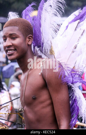 Leeds, Leeds, Royaume-Uni. 27 août 2012. Un participant masculin vu au Carnaval.le Carnaval indien de Leeds West est l'un des plus anciens défilés authentiques du Carnaval des Caraïbes en Europe au Royaume-Uni. Elle a commencé en 1967 comme un moyen de maintenir la culture et la tradition des Caraïbes vivantes pour ceux d'origine indienne occidentale à Leeds. Des dizaines de milliers de fêtards se sont mis à profiter des vues et des sons de ce carnaval spectaculaire. 2017 marque le 50e anniversaire du carnaval indien de Leeds West. Le carnaval de Leeds présente les trois éléments essentiels d'un carnaval des Caraïbes : costumes, musique et Banque D'Images