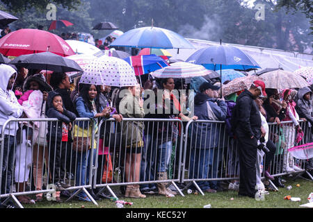 Leeds, Leeds, Royaume-Uni. 27 août 2012. Les gens ont vu rejoindre le festival malgré la pluie.le carnaval indien de Leeds Ouest est l'un des plus anciens défilé authentique de carnaval des Caraïbes en Europe au Royaume-Uni. Elle a commencé en 1967 comme un moyen de maintenir la culture et la tradition des Caraïbes vivantes pour ceux d'origine indienne occidentale à Leeds. Des dizaines de milliers de fêtards se sont mis à profiter des vues et des sons de ce carnaval spectaculaire. 2017 marque le 50e anniversaire du carnaval indien de Leeds West. Le carnaval de Leeds présente les trois éléments essentiels d'un carnaval des Caraïbes : les costumes Banque D'Images