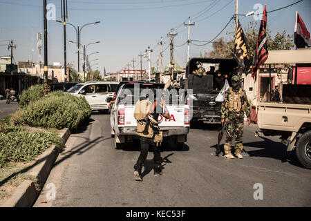 Kirkouk, Kirkouk, Irak. 17 octobre 2017. Les troupes de Hashd al Shaabi dans la zone turkman de Kirkouk le lendemain de la prise de la ville aux Peshmergas kurdes en moins de 24 heures lors d'une offensive lancée par le gouvernement irakien en représailles au référendum sur l'indépendance kurde organisé le 25 septembre. Crédit : Elizabeth Fitt/SOPA/ZUMA Wire/Alamy Live News Banque D'Images