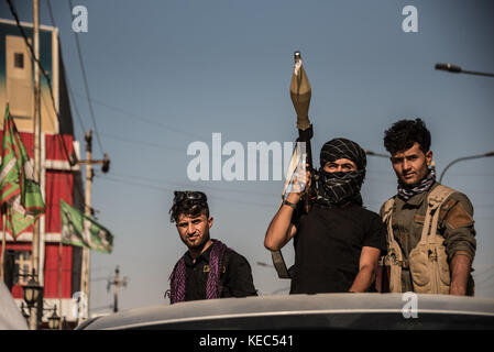 Kirkouk, Kirkouk, Irak. 17 octobre 2017. Les troupes de Hashd al Shaabi dans la zone turkman de Kirkouk le lendemain de la prise de la ville aux Peshmergas kurdes en moins de 24 heures lors d'une offensive lancée par le gouvernement irakien en représailles au référendum sur l'indépendance kurde organisé le 25 septembre. Crédit : Elizabeth Fitt/SOPA/ZUMA Wire/Alamy Live News Banque D'Images