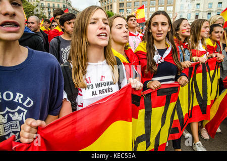 Barcelone, Catalogne, espagne. 12Th oct 2017. Plusieurs jeunes loyalistes crier à la tête de la manifestation. Credit : copyright paco freire/sopa/zuma/Alamy fil live news Banque D'Images