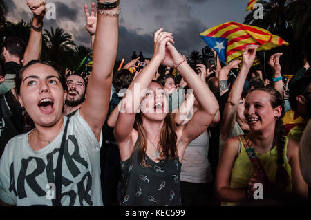 Barcelone, Catalogne, Espagne. 10 octobre 2017. Un groupe de jeunes sautant de joie pour entendre la Déclaration d'indépendance de la Catalogne.30 000 personnes ont pu suivre par de grands écrans situés à l'extérieur du Parlement pour la Déclaration d'indépendance de la Catalogne déclarée par Carles Puigdemon . Mais la joie du présent n'a duré que quelques secondes lorsque le Président Puigdemon a déclaré en même temps la suspension de cette déclaration pour entamer un dialogue avec le Gouvernement espagnol. Crédit : Copyright Paco Freire/SOPA/ZUMA Wire/Alamy Live News Banque D'Images