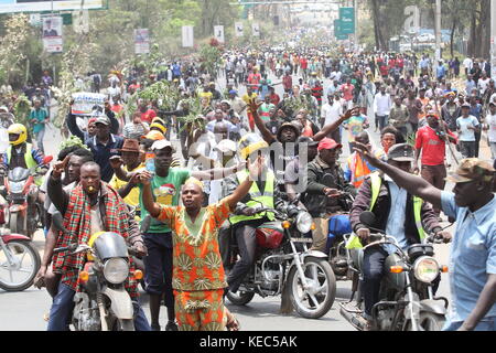 Nairobi, Nairobi, Kenya. 11 octobre 2017. Des milliers de partisans de l'opposition sont vus marcher dans les rues de Nairobi lors d'une manifestation en faveur de leur candidate à la présidence, Raila Odinga. Les partisans de l'opposition de la "National Super Alliance Coalition" (NASA) sont descendus dans les rues pour réclamer des réformes de la Commission électorale indépendante et des limites (IEBC) avant la répétition de l'élection présidentielle qui se tiendra le 26 octobre 2017. Raila Odinga, le leader de l'opposition, également candidat à l'élection présidentielle de l'opposition, vient d'annoncer il y a deux jours qu'il ne participera pas à l'Elec Banque D'Images