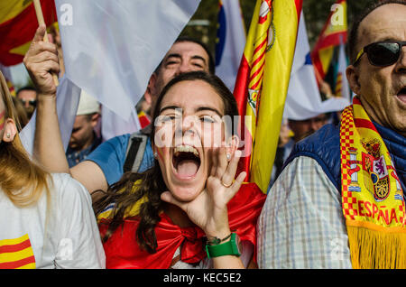 Barcelone, Catalogne, Espagne. 12 octobre 2017. Une jeune femme crie des slogans devant la manifestation. La Journée du patrimoine hispanique est célébrée dans toute l'Espagne. Les organisations loyalistes ont exhorté des milliers de citoyens à descendre dans les rues de Barcelone pour réaffirmer leur identité nationale espagnole et rejeter le processus de souveraineté catalane. A la fin du rassemblement, certains manifestants ont insulté la police locale qui faisait des chèques aux fauteurs de troubles. Crédit : Copyright Paco Freire/SOPA/ZUMA Wire/Alamy Live News Banque D'Images