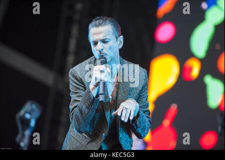 Paris, Ile de France, France. 1er juillet 2017. Dave Gahan, le chanteur de Depeche Mode est photographié lors d'une chanson lors de son concert de l'esprit nouveau spectacle au Stade de France. Credit : Thierry Le Fouille/SOPA/ZUMA/Alamy Fil Live News Banque D'Images