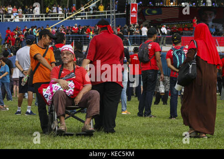 Kuala Lumpur, Selangor, Malaisie. 14 octobre 2017. Des manifestants se rassemblent pour participer au rassemblement ''Love Malaysia End kleptocracy''. Pakatan Harapan est un parti d'opposition malaisien qui a organisé le rassemblement anti-kleptocratie. Des milliers de personnes se sont rassemblées pour assister à la campagne que l'opposition a baptisée 'Sayangkan Malaysia Hapuskan Kleptokrasi' (aimer la Malaisie, mettre fin à la kleptocratie). Il était prévu de marquer la fin d'une tournée nationale de la coalition de l'opposition sur le détournement présumé de fonds publics 1Malaysia Development Berhad (1MDB). Dans son dépôt judiciaire dans Califor Banque D'Images