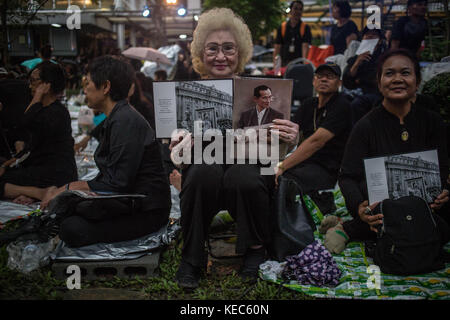 Bangkok, Bangkok, Thaïlande. 13 octobre 2017. Une femme thaïlandaise est vue tenant un portrait du défunt roi thaïlandais Bhumibol Adulyadej à l'hôpital Siriraj pendant le premier anniversaire de sa mort. La Thaïlande marque un an depuis que sa Majesté le Roi Bhumibol Adulyadej est mort à 88 ans après 70 ans de règne, l'hôpital de Siriraj organise une cérémonie pour rendre hommage au Roi décédé. Crédit : Guillaume Payen/SOPA/ZUMA Wire/Alamy Live News Banque D'Images