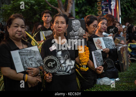 Bangkok, Bangkok, Thaïlande. 13 octobre 2017. On voit des femmes thaïlandaises tenir plusieurs portraits de feu le roi thaïlandais Bhumibol Adulyadej à l'hôpital Siriraj pendant le premier anniversaire de sa mort. La Thaïlande marque un an depuis que sa Majesté le Roi Bhumibol Adulyadej est mort à 88 ans après 70 ans de règne, l'hôpital de Siriraj organise une cérémonie pour rendre hommage au Roi décédé. Crédit : Guillaume Payen/SOPA/ZUMA Wire/Alamy Live News Banque D'Images