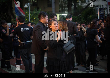 Bangkok, Bangkok, Thaïlande. 13 octobre 2017. Une femme thaïlandaise est photographiée alors qu'elle priait pour rendre hommage au défunt roi thaïlandais Bhumibol Adulyadej à l'hôpital Siriraj pendant le premier anniversaire de sa mort. La Thaïlande marque un an depuis que sa Majesté le Roi Bhumibol Adulyadej est mort à 88 ans après 70 ans de règne, l'hôpital de Siriraj organise une cérémonie pour rendre hommage au Roi décédé. Crédit : Guillaume Payen/SOPA/ZUMA Wire/Alamy Live News Banque D'Images