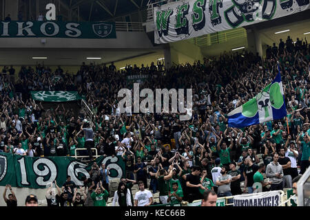 Athènes, Grèce. 19 octobre 2017. Les supporters d'Athènes célèbrent la victoire 93:83 après le match de basket-ball Euroleague entre Panathinaikos Athènes et Brose Bamberg à Athènes, Grèce, le 19 octobre 2017. Crédit : Angelos Tzortzinis/dpa/Alamy Live News Banque D'Images