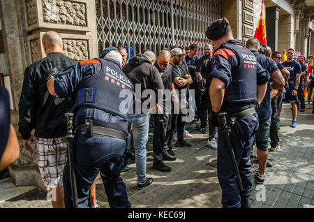 12 octobre 2017 - Barcelone, Catalogne, Espagne - la police locale catalane a effectué des contrôles sur un groupe de fauteurs de troubles..la Journée du patrimoine hispanique est célébrée dans toute l'Espagne. Les organisations loyalistes ont exhorté des milliers de citoyens à descendre dans les rues de Barcelone pour réaffirmer leur identité nationale espagnole et rejeter le processus de souveraineté catalane. A la fin du rassemblement, certains manifestants ont insulté la police locale qui faisait des chèques aux fauteurs de troubles. (Crédit image : © Copyright Paco Freire/SOPA via ZUMA Wire) Banque D'Images