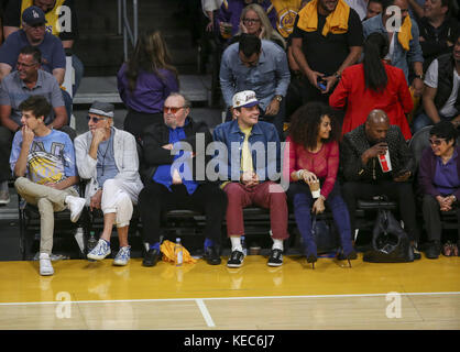 Los Angeles, Californie, États-Unis. 19 octobre 2017. L'acteur Jack Nicholson, 3e à gauche, et le boxer Floyd Mayweather Jr., 2e à droite, regardent un match de basket-ball de la NBA entre les Los Angeles Lakers et les Los Angeles Clippers, le jeudi 19 octobre 2017, à Los Angeles. Crédit : Ringo Chiu/ZUMA Wire/Alay Live News Banque D'Images