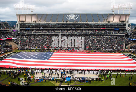 Oakland, Californie, USA. 19 Oct, 2017. Hymne national avant le match de football américain NFL entre Kansas City Chiefs et l'Oakland Raiders chez O.co Coliseum Stadium Oakland Californie Thurman James/CSM Crédit : Cal Sport Media/Alamy Live News Banque D'Images