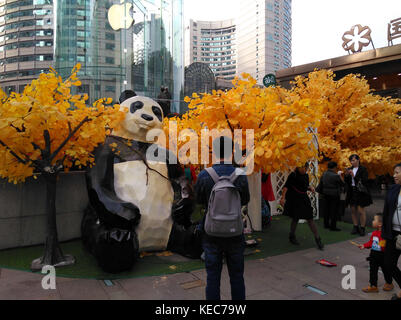 20 octobre 2017 - Chongqin, Chongqin, Chine - Chongqing, CHINE-20 octobre 2017 : (USAGE ÉDITORIAL SEULEMENT. CHINA OUT) ..Un « faux » arbre jaune attire l'attention de beaucoup de gens devant un centre commercial dans le sud-ouest de la Chine Chongqing. (Crédit image : © Sipa Asia via ZUMA Wire) Banque D'Images