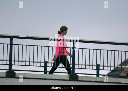 Southport, Merseyside. Météo britannique. 20 octobre, 2017. Gray, humide et venteux de commencer la journée à la côte. Journée d'octobre de l'eau avec un ciel gris, et des vents dominants comme les résidents, familles et individus prennent l'exercice léger sur le resort pier et de la promenade. De plus humide et venteux, est prévue pour les zones côtières d'gales probable. Credit : MediaWorldImages/Alamy Live News Banque D'Images