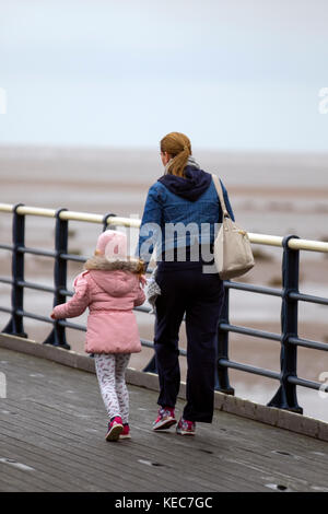 Southport, Merseyside. Météo britannique. 20 octobre, 2017. Gray, humide et venteux de commencer la journée à la côte. Journée d'octobre de l'eau avec un ciel gris, et des vents dominants comme les résidents, familles et individus prennent l'exercice léger sur le resort pier et de la promenade. De plus humide et venteux, est prévue pour les zones côtières d'gales probable. Credit : MediaWorldImages/Alamy Live News Banque D'Images