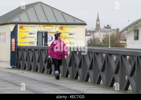 Southport, Merseyside. Météo britannique. 20 octobre, 2017. Gray, humide et venteux de commencer la journée à la côte. Journée d'octobre de l'eau avec un ciel gris, et des vents dominants comme les résidents, familles et individus prennent l'exercice léger sur le resort pier et de la promenade. De plus humide et venteux, est prévue pour les zones côtières d'gales probable. Credit : MediaWorldImages/Alamy Live News Banque D'Images