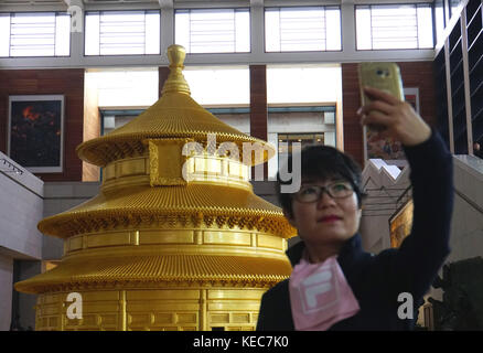 20 octobre 2017 - Pékin, Pékin, Chine - Pékin, CHINE-20 octobre 2017 : (USAGE ÉDITORIAL UNIQUEMENT. CHINA OUT) ..le modèle de feuille d'or de la salle de prière pour la bonne moisson du Temple du ciel peut être vu au Musée National de Chine à Pékin. (Crédit image : © Sipa Asia via ZUMA Wire) Banque D'Images