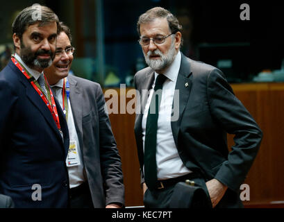 Bruxelles, Belgique. 20 octobre 2017. Le premier ministre espagnol Mariano Rajoy (à droite) s’entretient avec ses assistants avant la deuxième journée du sommet de l’UE de deux jours à Bruxelles, Belgique, le 20 octobre 2017. Crédit : Ye Pingfan/Xinhua/Alamy Live News Banque D'Images