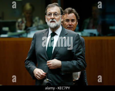 Bruxelles, Belgique. 20 octobre 2017. Le premier ministre espagnol Mariano Rajoy arrive à Bruxelles, Belgique, pour la deuxième journée de réunion du sommet de l'UE de deux jours, le 20 octobre 2017. Crédit : Ye Pingfan/Xinhua/Alamy Live News Banque D'Images