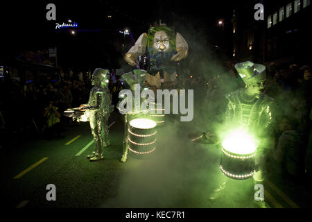 Leeds, Royaume-Uni. 5 octobre 2017. Les participants vêtus de costume d'éclairage blanc jouent à la batterie d'éclairage pendant le Leeds Festival. Light Night Leeds est un festival annuel gratuit de multi-arts et de lumière qui prend le contrôle du centre-ville de Leeds pour deux nuits en octobre. À partir de 2005, l'événement a grandi d'année en année et en 2016, environ 80,000 personnes ont pu y assister. Crédit : Rahman Hassani/SOPA/ZUMA Wire/Alamy Live News Banque D'Images