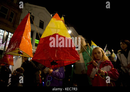 Leeds, Royaume-Uni. 5 octobre 2017. Les participants sont vus marcher dans la rue pendant le festival de Leeds. Light Night Leeds est un festival annuel gratuit de multi-arts et de lumière qui prend le contrôle du centre-ville de Leeds pour deux nuits en octobre. À partir de 2005, l'événement a grandi d'année en année et en 2016, environ 80,000 personnes ont pu y assister. Crédit : Rahman Hassani/SOPA/ZUMA Wire/Alamy Live News Banque D'Images