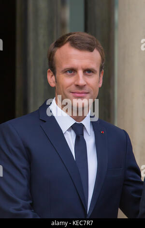 Paris, Paris, France. 5 octobre 2017. Le président français Emmanuel Macron est vu debout alors qu'il recevra le premier ministre irakien Haidar Al-Abadi au Palais de l'Elysée. Crédit : SOPA/ZUMA Wire/Alamy Live News Banque D'Images