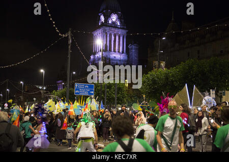 Leeds, Royaume-Uni. 5 octobre 2017. Les gens sont vus participer au festival de Leeds. Light Night Leeds est un festival annuel gratuit de multi-arts et de lumière qui prend le contrôle du centre-ville de Leeds pour deux nuits en octobre. À partir de 2005, l'événement a grandi d'année en année et en 2016, environ 80,000 personnes ont pu y assister. Crédit : Rahman Hassani/SOPA/ZUMA Wire/Alamy Live News Banque D'Images