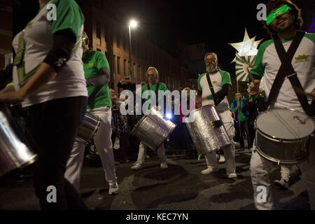 Leeds, Royaume-Uni. 5 octobre 2017. Les participants sont vus jouer à la batterie pendant qu'ils se promène dans la rue pendant le Leeds Festival. Light Night Leeds est un festival annuel gratuit de multi-arts et de lumière qui prend le contrôle du centre-ville de Leeds pour deux nuits en octobre. À partir de 2005, l'événement a grandi d'année en année et en 2016, environ 80,000 personnes ont pu y assister. Crédit : Rahman Hassani/SOPA/ZUMA Wire/Alamy Live News Banque D'Images