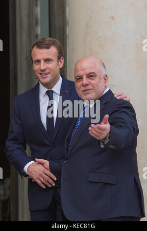 Paris, Paris, France. 5Th oct, 2017. Le président français Emmanuel macron, serre la main de l'premier ministre haidar al-abadi qu'il reçoit à l'Elysée. crédit : sopa/zuma/Alamy fil live news Banque D'Images