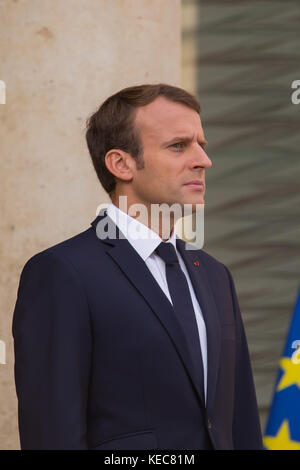 Paris, Paris, France. 5 octobre 2017. Le président français Emmanuel Macron est vu debout alors qu'il recevra le premier ministre irakien Haidar Al-Abadi au Palais de l'Elysée. Crédit : SOPA/ZUMA Wire/Alamy Live News Banque D'Images