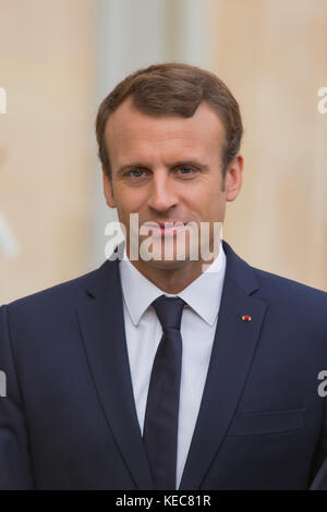 Paris, Paris, France. 5 octobre 2017. Le président français Emmanuel Macron est vu debout alors qu'il recevra le premier ministre irakien Haidar Al-Abadi au Palais de l'Elysée. Crédit : SOPA/ZUMA Wire/Alamy Live News Banque D'Images