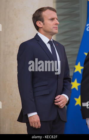 Paris, Paris, France. 5 octobre 2017. Le président français Emmanuel Macron est vu debout alors qu'il recevra le premier ministre irakien Haidar Al-Abadi au Palais de l'Elysée. Crédit : SOPA/ZUMA Wire/Alamy Live News Banque D'Images