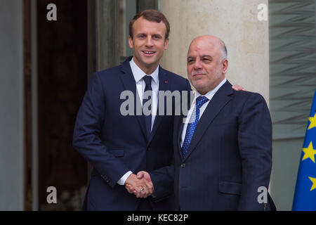 Paris, Paris, France. 5 octobre 2017. Le président français Emmanuel Macron serre la main du premier ministre irakien Haidar Al-Abadi alors qu'il le reçoit au Palais de l'Élysée. Crédit : SOPA/ZUMA Wire/Alamy Live News Banque D'Images