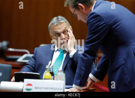 Bruxelles, Belgique. 20 octobre 2017. Le premier ministre hongrois Viktor Orban (à gauche) s’entretient avec un assistant avant la deuxième journée du sommet de l’UE de deux jours à Bruxelles, Belgique, le 20 octobre 2017. Crédit : Ye Pingfan/Xinhua/Alamy Live News Banque D'Images