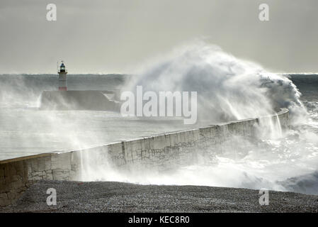 Newhaven, East Sussex. 20 Octobre 2017 : Des vents forts le long de la côte sud du jour au lendemain à cause d'énormes vagues s'écraser sur la mer du port de Newhaven mur juste heures avant Storm Brian qui doit ramener à la météo encore plus sauvages au Royaume-Uni. Crédit : Peter Cripps/Alamy Live News Banque D'Images