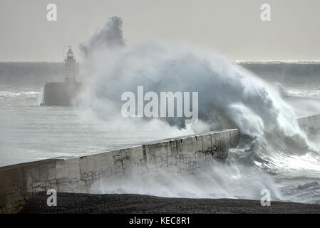 Newhaven, East Sussex. 20 Octobre 2017 : Des vents forts le long de la côte sud du jour au lendemain à cause d'énormes vagues s'écraser sur la mer du port de Newhaven mur juste heures avant Storm Brian qui doit ramener à la météo encore plus sauvages au Royaume-Uni. Crédit : Peter Cripps/Alamy Live News Banque D'Images