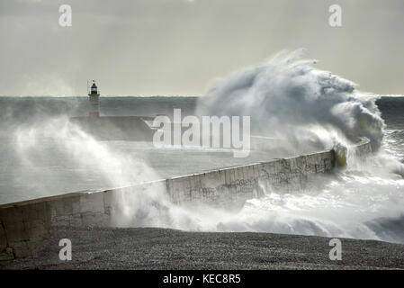 Newhaven, East Sussex. 20 Octobre 2017 : Des vents forts le long de la côte sud du jour au lendemain à cause d'énormes vagues s'écraser sur la mer du port de Newhaven mur juste heures avant Storm Brian qui doit ramener à la météo encore plus sauvages au Royaume-Uni. Crédit : Peter Cripps/Alamy Live News Banque D'Images